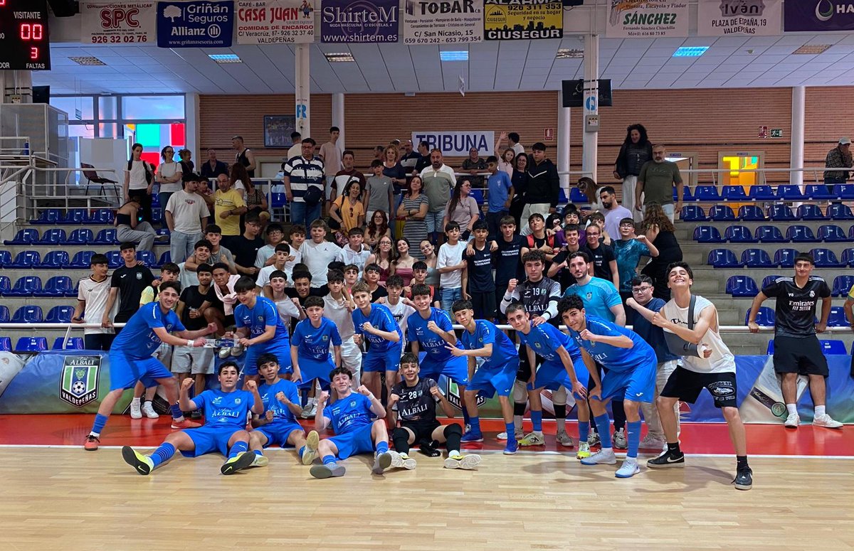 BaseAzulonaFS's tweet photo. 🔵 CANTERA 🔵 

Nuestro Cadete Provincial se impone en Semifinales por 2-0 al Salesianos Puertollano y se mete en la final.

Goleadores:
#Pablo ⚽
#Carretero ⚽

Asistencias:
#JavierAlarcón 1️⃣
#Moya 1️⃣

Espectacular temporada de los de Guti con sólo 3 jugadores de 2º año. https://t.co/AEkOsyBRJR