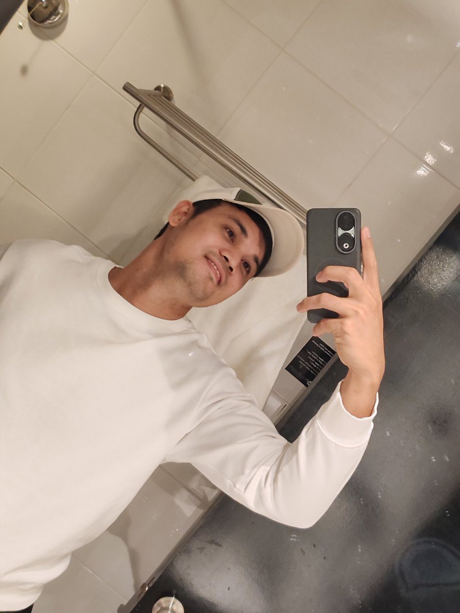 James_0030's tweet photo. pwedi mkitulog walng kuryente sa room ko e😂

@James_0030  #freelancermassuer https://t.co/RdDWq7Byea