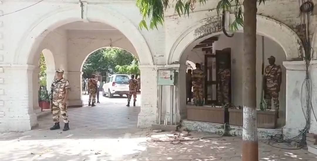 Akhi_8477's tweet photo. कानपुर पुलिस कमिश्नर के आफिस पर ITBP के हथियारबंद जवान पहुंच चुके हैं,पूरा मामला आईटीबीपी के एक जवान की मां का हाथ काटने की दिल दहला देने वाली घटना से जुड़ा है। पुलिस के द्वारा मामले में कार्रवाई न करने से नाराज आईटीबीपी के जवानों ने कमिश्नर ऑफिस में डेरा डाल दिया है।।
स्वस्थ मंत्री से लेकर कमिश्नर को आपने पद से तत्काल प्रभाव से त्याग पत्र दे देना चाहिए!!
#कानून_व्यवस्था_ठप_है 
उच्च आधिकारियों केवल अपराधियों को बचाने लगे है !!
@rashtrapatibhvn 
@PMOIndia 
@AmitShah 
@myogiadityanath
@ChiefSecyUP 
@Rajeevkrishna69