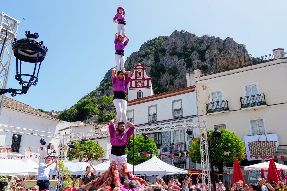 moixiganguers's tweet photo. Avui hem actuat a Ubrique en el marc de l’agermanament entre la ciutat andalusa i Igualada. 

Hem començat amb dos pilars de quatre d’agermanament, un a la Plaza Francisco Fatou i l’altre a la Plaza del Ayuntamiento. 

#moixiganguers #anyextraordinari https://t.co/YmVx87SeCJ