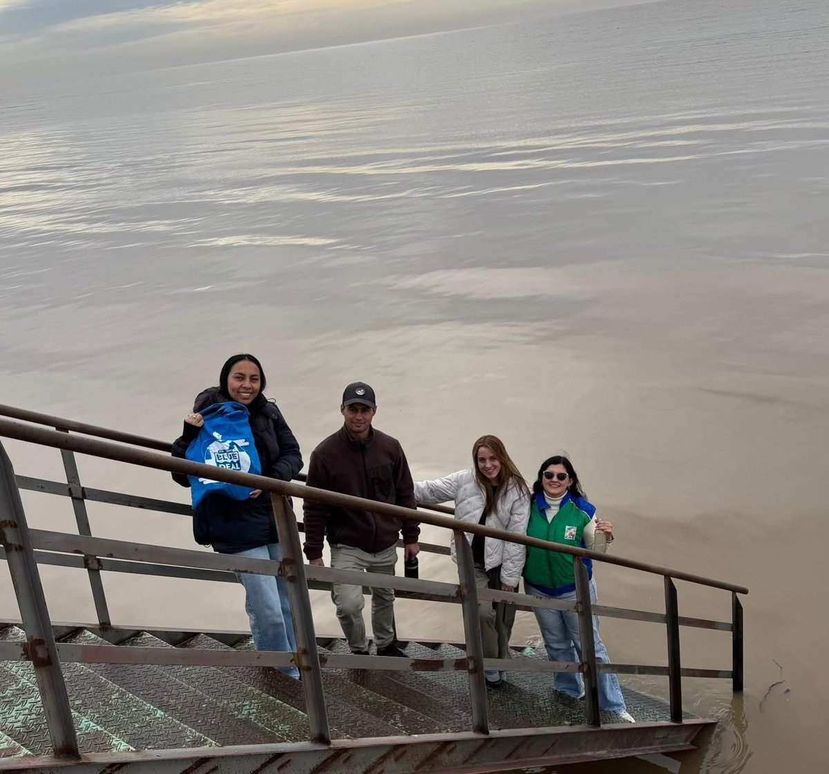 CAS_SANTANDER's tweet photo. #ArgentinaBlueDeal 🇨🇴🇦🇷Monitorear un río también es escuchar su historia.
Desde el Río de la Plata, participamos en intercambio con YEPers de Colombia y Argentina, realizando monitoreo de calidad del agua y compartiendo avances Blue Deal. Conocimos el proyecto Kiwi en Ayacucho 💧 https://t.co/aEqiQYFRs0