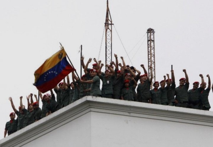 Carol18ing's tweet photo. ¡Que vergüenza!
Además de permitir la entrada de los Terroristas gringos le piden al pueblo "mantener la calma cuando escuchen los sobrevuelos".

Hoy, han vuelto a morir Bolívar y Chávez.

Ni en la 4ta República ocurrió algo así. https://t.co/GVwJHvcjj9