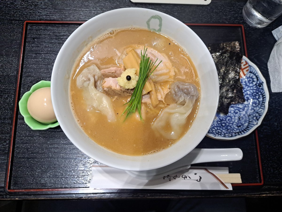 RockPleasure71's tweet photo. 特製プレミアム味噌らぁ麺@新宿高島屋初夏の大北海道産展
#JapaneseRamenNoodleLabQ
#LabQ
@Qpiroshiki
5月23日(土)☁️
百貨店の催事の際に突如として姿を現す「味噌らぁ麺」✨新宿高島屋限定のプレミアムを連食✨
平岡店主が本気で再構築した「進化系・札幌味噌」とも呼べる代物✨
一般的な札幌味噌ラーメンの系譜である「挽肉や玉ねぎを炒めて味噌と合わせる」という王道のアプローチを採用しつつも、土台となるのはLab Qが誇るリッチな地鶏の分厚い出汁✨味噌の強いコクに負けない密度の高い出汁と極上のオイルが合わさり、一口飲めばまさに濃密な旨味が溢れて押し寄せてきます✨
麺は、強く縮れの入った平打ちの中太麺✨「モチモチ感」があり、しなやかで弾力のある自家製麺が、重厚な味噌スープをこれでもかと絡め取ります✨
濃厚なスープには、おろし生姜と粒コショウが絶妙なアクセントとして効いています✨生姜を少しずつ溶かしながら食べ進めることでキレと爽やかさが増し、極上のスープがさらに別の顔を見せてくれます✨
今回は、比内地鶏や金華豚を使った特大ワンタン、極上チャーシューなどが乗った「特製プレミアム味噌らぁ麺」という、催事の常識を完全に振り切った超ド級の一杯でした✨
平岡店主が魂を込めた地鶏出汁の分厚さ、重厚な味噌とのフュージョン、そしてあの平打ち麺が絡み合う圧巻の一杯でした✨
ごちそうさまでした✨
#初夏の大北海道産展