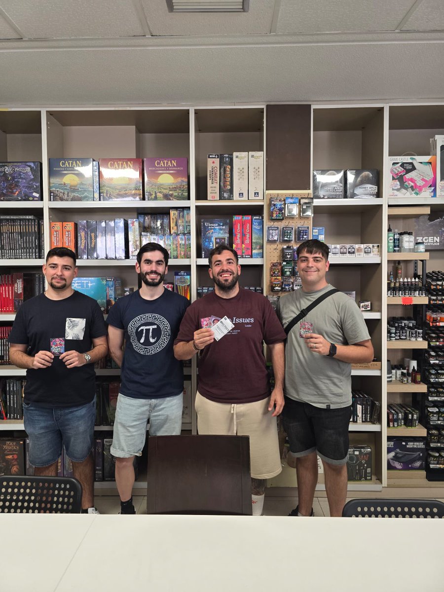 SilverOnePiece's tweet photo. SERIAL WINNER ‼️
Hemos hecho 500km pero mereció la pena! He tenido muy buenos pairings y el mazo hoy quería funcionar como es debido! 
La final ha sido Malagueña, hemos jugado esa partida 20 veces 🤣 https://t.co/57EEWoOMKa