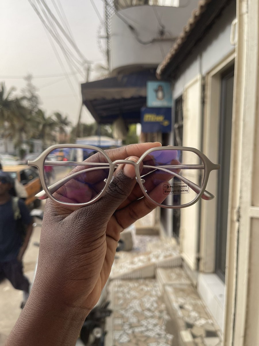 VisionPrecious's tweet photo. Monture en titane; le choix idéal si vous recherchez des lunettes extrêmement légères, hypoallergéniques et très résistantes. Ce matériau haut de gamme ne rouille pas, ne se déforme pas et convient parfaitement aux peaux sensibles. Cette paire est super confortable et flexible. https://t.co/6HKMh0mLsG