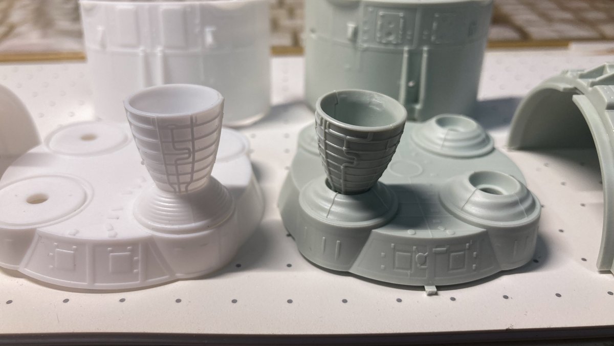 IKE30704708's tweet photo. 1/144 Artemis SLS Showdown: Revell vs Airfix 
Phase 02 Main Engine

成形色はエア=白、レベル=グレー
全体的にレベルのほうがディテール入っているがとりわけシャープでも無く、信憑性にも疑問符が付く感じ？(笑)

ノズル、エアは珍しくスライド型で1体成形、レベルはオーソドックスな左右割り、合いは悪くないけど成形メンドイよね。

#Artemis #SLS #144スケモ