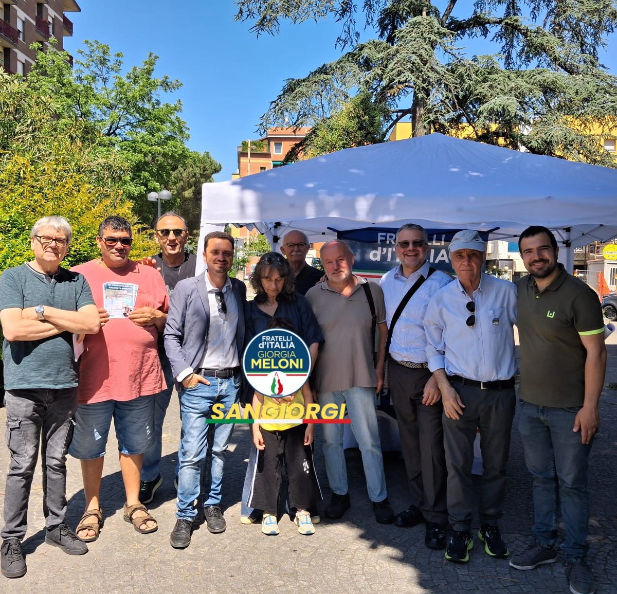 fabioschiassi's tweet photo. Anche questa mattina, il gazebo di Fratelli d'Italia era in Piazzetta Trebbi.

I Sanlazzaresi hanno avuto la possibilità 
di compilare il sondaggio anonimo sulla soddisfazione della raccolta RIFIUTI, rinnovare il TESSERAMENTO o semplicemente scambiare due chiacchiere... https://t.co/yzzYb81WiR
