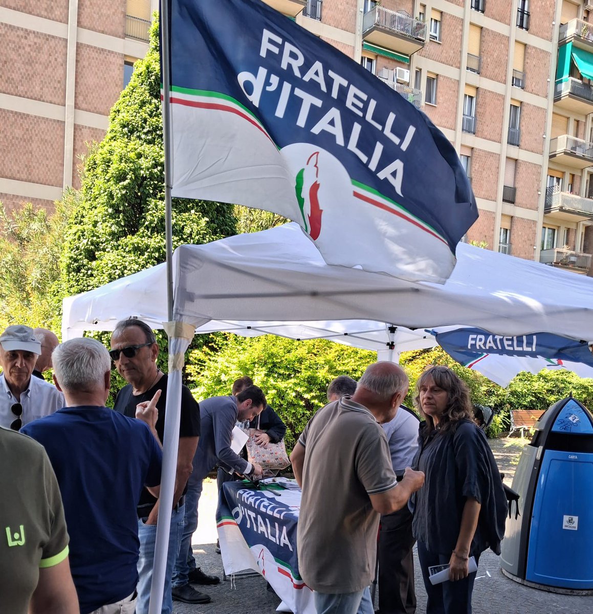 fabioschiassi's tweet photo. Anche questa mattina, il gazebo di Fratelli d'Italia era in Piazzetta Trebbi.

I Sanlazzaresi hanno avuto la possibilità 
di compilare il sondaggio anonimo sulla soddisfazione della raccolta RIFIUTI, rinnovare il TESSERAMENTO o semplicemente scambiare due chiacchiere... https://t.co/yzzYb81WiR