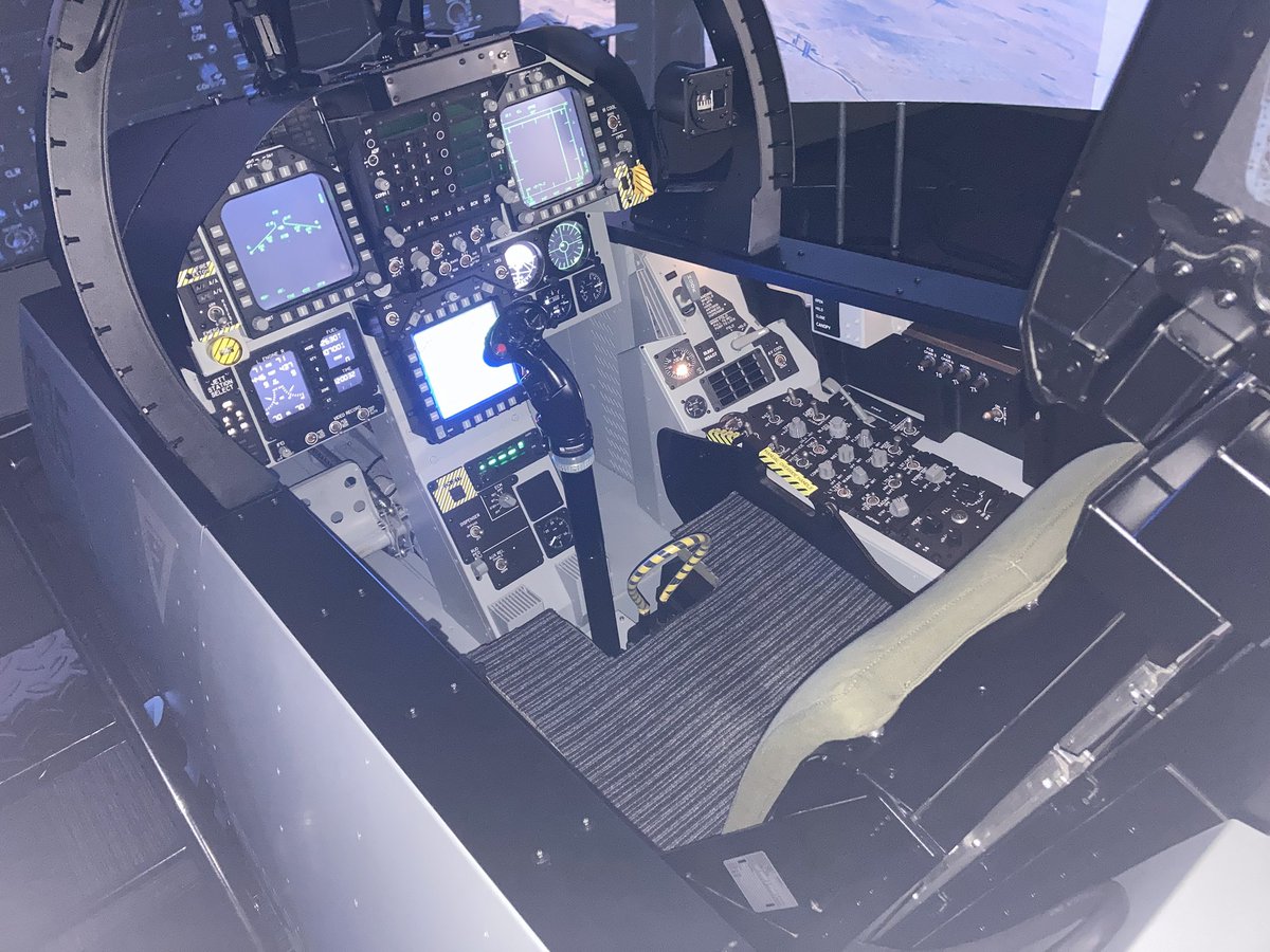 inagi_winder31's tweet photo. 本日は関東に足を運び……

前々から行きたかったSIMPITさんで戦闘機シムを操縦したり、
ちょこっと作品展示したり、

その後に航空系のレジェンドや先輩方とお話したり、
ちょこっと作品展示したり……

……してました。
(￣▽￣;) https://t.co/dxeSI7q3Vm