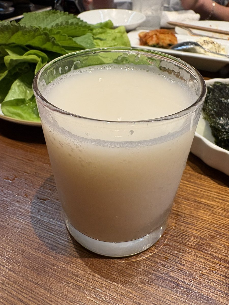 kunny80's tweet photo. 太陽の塔をバックに歌うあいみょん最高だった！ https://t.co/kmF2g602em