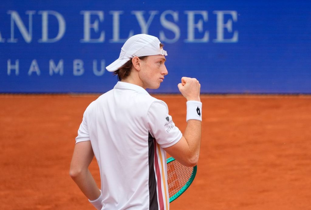 ATPComms's tweet photo. #bitpandahamburgopen Final

➡️ Q Ignacio Buse ⚔️ 6⃣ @TommyPaul1 - 1st meeting
➡️ Buse bids to be fourth Peruvian men's tour-level champion in Open Era, joining Yzaga (8), Horna (2) and Arraya (1)
➡️ Paul would be first American man to win multiple 🧱 titles in a season since Roddick in 2001 and first to win @hamburgopenatp since Solomon in 1980

Full Media Notes 🔽
https://t.co/cA5gOrZ6OB