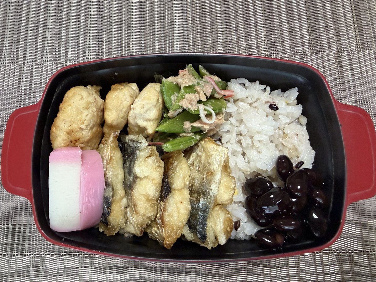 sumatraomi's tweet photo. 今日弁当🍱

鯖竜田揚げ
チキンナゲット
黒豆
スナップエンドウ塩麹和え

#お弁当
#お弁当生活
#お弁当日記
#お弁当記録
#お弁当おかず
#おべんとう
#おべんとうおかず https://t.co/emmwvs4xRa