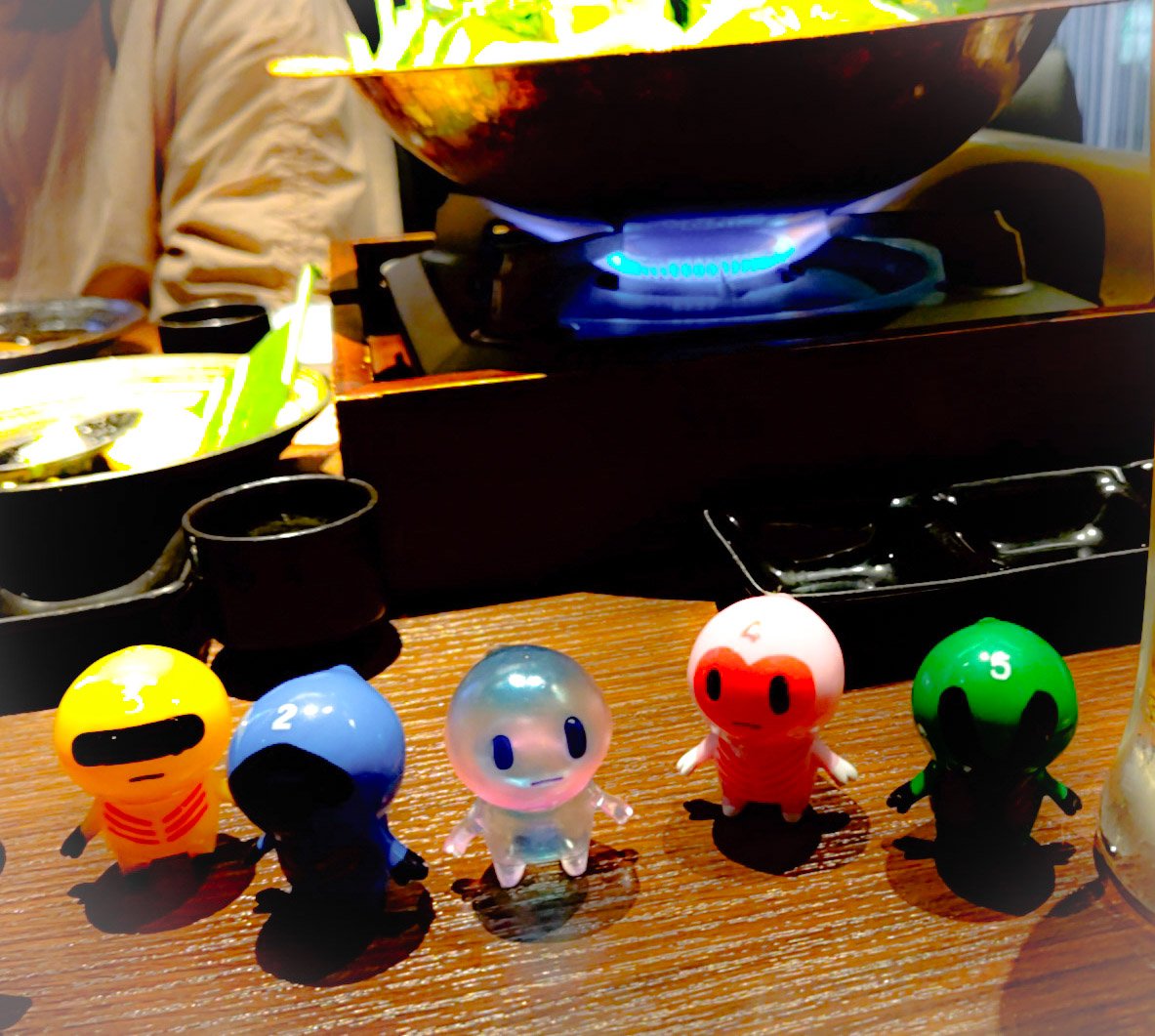 RIU425's tweet photo. デザフェス初日
新宿ゴレンジャー経由で行った
のでやや疲労ありの状態
偽ゴレンジャーと記念写真(⁠•⁠‿⁠•⁠)
@1_yoichi https://t.co/Kl8eoHBqU3