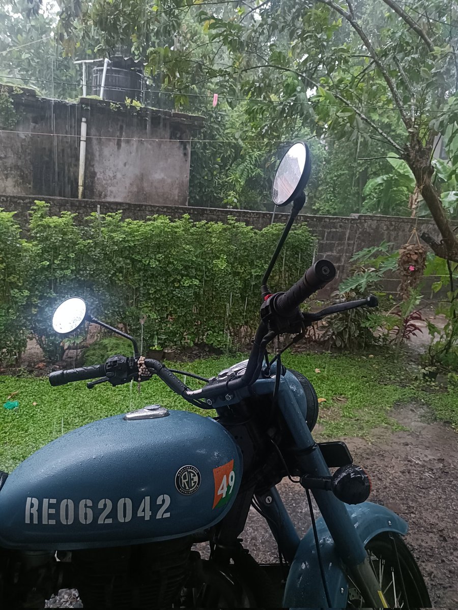 Maanus7142's tweet photo. നാട്ടിൽ വന്നിട്ട് ആദ്യത്തെ മഴ 🥰🌧️🌧️⛈️⛈️ https://t.co/nGsHVez3rE