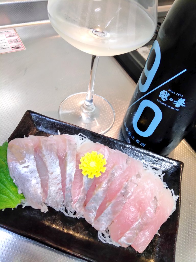 sakesaku2's tweet photo. 週末の一献。越の誉 90BLUE

香りはスッと爽やかなミルキーさ。口に含むと柔らかな口当たりから微弱にフレッシュな甘旨酸味。余韻はスッキリとした苦酸味で爽やかにキレていきます。

これはヤバいっすね！90％精米とは思えない柔らかくもフレッシュにジューシーな味わい✨アテはムツと頂きます😋 https://t.co/TfwUGj3Mek