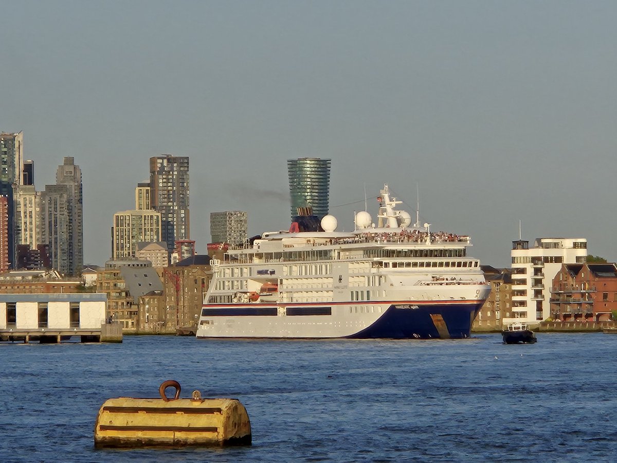 GeraldM64883070's tweet photo. Expedition class Hanseatic Spirit on her approach to Tower Bridge yesterday @HLCruises #Hanseaticspirit #HapagLloydCruises #luxurycruiseships #riverthames #goldenhour #lifeinlondon https://t.co/nI9CGDF0i4