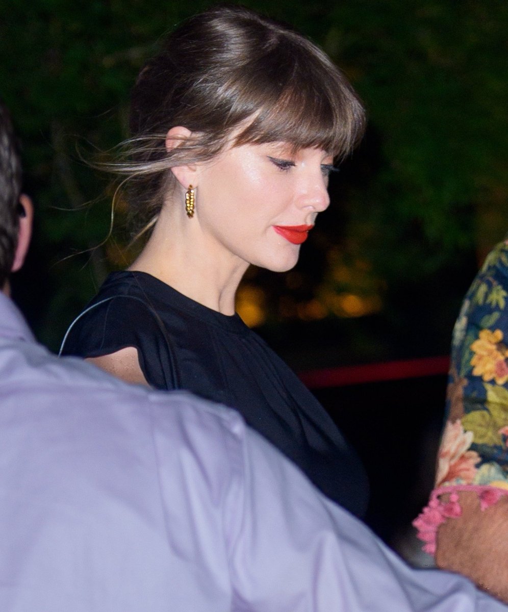 updatecultura's tweet photo. Taylor Swift foi vista em Nova York. https://t.co/zuUNZvEFve