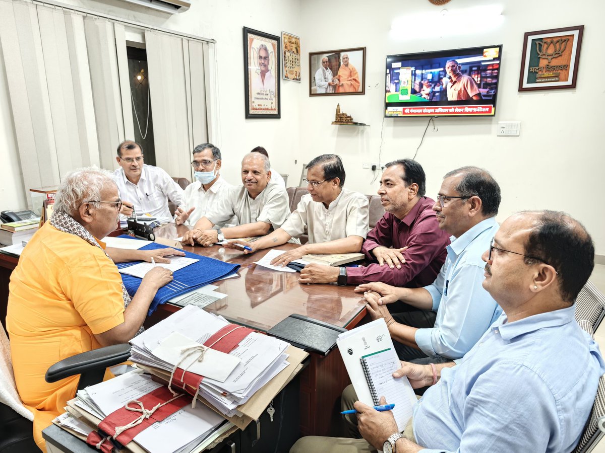RSSRashtriya's tweet photo. शिक्षा मंत्री से वार्ता के बाद शैक्षिक महासंघ का आंदोलन स्थगित
ग्रीष्मावकाश 28 जून तक बढ़ाने व प्रधानाचार्य अधिकृत अवकाश यथावत रखने पर सहमति

जयपुर। अखिल भारतीय राष्ट्रीय शैक्षिक महासंघ, राजस्थान (ABRSM) विद्यालय शिक्षा द्वारा शिक्षकों की विभिन्न मांगों को लेकर चलाए जा रहे प्रान्तव्यापी आंदोलन को शुक्रवार देर रात महत्वपूर्ण सफलता मिली। 29 मई को प्रस्तावित जिला स्तरीय धरना-प्रदर्शन से पूर्व शिक्षा मंत्री मदन दिलावर ने संगठन के शिष्टमंडल को अपने निवास पर वार्ता के लिए आमंत्रित किया।

प्रदेशाध्यक्ष रमेश पुष्करणा के नेतृत्व में पहुंचे शिष्टमंडल और शिक्षा मंत्री के मध्य छात्र एवं शिक्षक हितों से जुड़े विभिन्न ज्वलंत मुद्दों पर विस्तृत एवं सार्थक चर्चा हुई। वार्ता के सकारात्मक परिणामों के बाद संगठन ने अपने आगामी आंदोलन के चरणों को स्थगित करने की घोषणा की।

प्रदेश महामंत्री महेन्द्र कुमार लखारा ने बताया कि वार्ता में नए शैक्षणिक सत्र को 21 जून के स्थान पर 29 जून से प्रारंभ करने तथा संस्था प्रधान अधिकृत अवकाश में की गई कटौती को वापस लेकर पूर्ववत दो दिवस रखने पर सैद्धांतिक सहमति बनी है। इन संबंध में शीघ्र आदेश जारी किए जाने की बात कही गई है।

तृतीय वेतन श्रृंखला के शिक्षकों के स्थानांतरण के मुद्दे पर शिक्षा मंत्री ने मुख्यमंत्री से विशेष अनुरोध करने का आश्वासन दिया। वहीं शिक्षकों की पदोन्नति संबंधी मामलों में न्यायालय में प्रभावी पैरवी सुनिश्चित करने हेतु शिक्षा मंत्री ने वार्ता के दौरान ही विभागीय अधिकारियों एवं अतिरिक्त महाधिवक्ता को दूरभाष पर आवश्यक निर्देश दिए।
इसके अतिरिक्त क्रमोन्नत विद्यालयों में पदों की वित्तीय स्वीकृति, तृतीय श्रेणी शिक्षकों एवं प्रबोधकों की वेतन विसंगति दूर करने तथा शिक्षकों को गैर-शैक्षणिक कार्यों में अनावश्यक रूप से नहीं लगाने जैसे मुद्दों पर भी सकारात्मक आश्वासन दिया गया। संविदा कर्मियों के लिए बने नियमों पर पुनर्विचार करने की बात भी शिक्षा मंत्री द्वारा कही गई।

संघर्ष समिति संयोजक सम्पत सिंह ने इसे “शिक्षकों के संघर्ष की जीत” बताते हुए कहा कि विभाग के सकारात्मक रुख को देखते हुए संगठन ने आंदोलन स्थगित करने का निर्णय लिया है।
प्रदेशाध्यक्ष रमेश पुष्करणा ने बताया कि संगठन के मांग पत्र में शामिल अन्य प्रशासनिक मुद्दों के समाधान के लिए भी शिक्षा मंत्री ने अधिकारियों को तत्काल वार्ता के निर्देश दिए हैं।

इस महत्वपूर्ण वार्ता में प्रदेशाध्यक्ष रमेश पुष्करणा, प्रदेश महामंत्री महेन्द्र कुमार लखारा, संघर्ष समिति संयोजक सम्पत सिंह, प्रदेश अतिरिक्त महामंत्री बसन्त जिंदल, प्रदेश वरिष्ठ उपाध्यक्ष रवि आचार्य एवं प्रदेश उपाध्यक्ष अभय सिंह राठौड़ उपस्थित रहे।
भवदीय,
महेन्द्र कुमार लखारा
प्रदेश महामंत्री
अखिल भारतीय राष्ट्रीय शैक्षिक महासंघ, राजस्थान