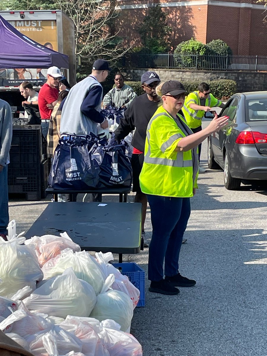 MUSTMinistries's tweet photo. Volunteers from MUST Ministries, Chick-fil-A, Assurance America Insurance and Diamond Center served at the March Mobile Pantry at The Villages at Carver Family YMCA, helping provide vital food for our neighbors in need. Volunteer: https://t.co/wAFY2uh2hT https://t.co/OQVsuJCvMV