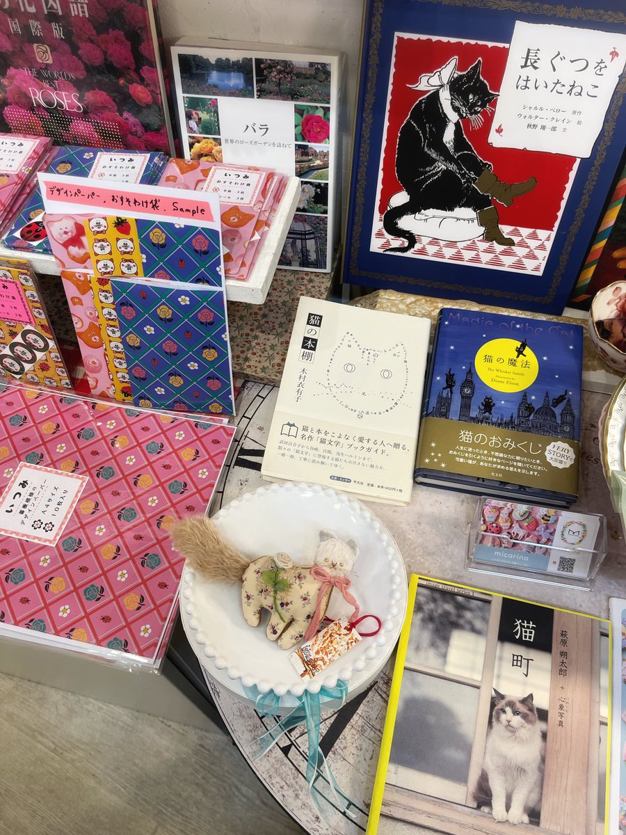 timeandlove's tweet photo. 大好評のクムソルトさんの「薔薇と猫のブローチ」♪

今夜の時点で奇跡的に？最後の1匹がまだお迎え待ちとなってます◎

明日5/24日曜日、最終日となります点滴堂企画展「薔薇猫館」にて。
よいご縁がありますように☆ https://t.co/fU76Vb7rDe