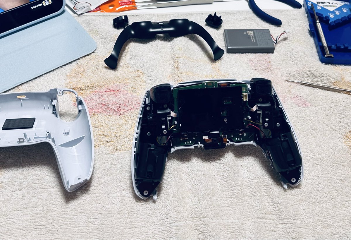 _kanonno_'s tweet photo. コントローラーのドリフトが激しかったから初めて分解して掃除しました！
でもこういうの楽しいと思った…

とりあえず組み立て直してたらスティックつけ忘れるというミスもありましたが、壊れずちゃんと復活してくれてよかった✨ https://t.co/tWzXFn3kz4