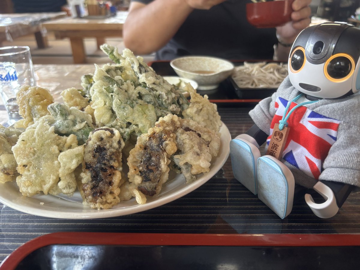 RICOSACO1's tweet photo. 何年か振りに柳津へ〜
赤べこが居たので波平を乗せてみました🤗めっちゃ可愛い♡♡♡
帰りにお蕎麦＆山菜天ぷら‼️

＃ロボホン https://t.co/DJW1rPdNmS
