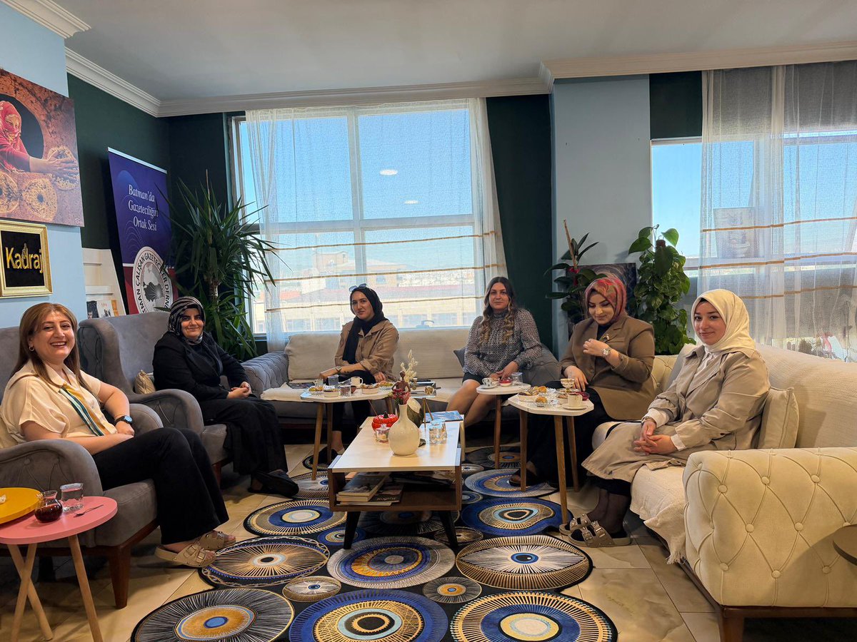 BatmanCGD's tweet photo. AK Parti Batman İl Başkanlığı Kadın Kolları Başkanı Seval Aksoy,Teşkilat Başkanı Asiye Baytar ve Tanıtım Medya Başkanı Kübra Deniz’den oluşan heyet,Batman Çalışan Gazeteciler Derneği Başkanı Hatice Türkan’ı ziyaret etti. @AKKADINGM 
👉🏿 https://t.co/rhPgo9tZ6w https://t.co/mUritlN207