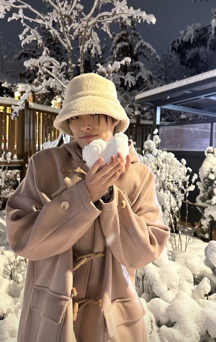 Fixon_ree's tweet photo. Remember when Seonghwa and Mingi had that little snow date and Mingi’s thumb was somehow in almost every picture he took of Seonghwa, so Seonghwa literally had to call their manager over to retake them https://t.co/OWUYRuakGM