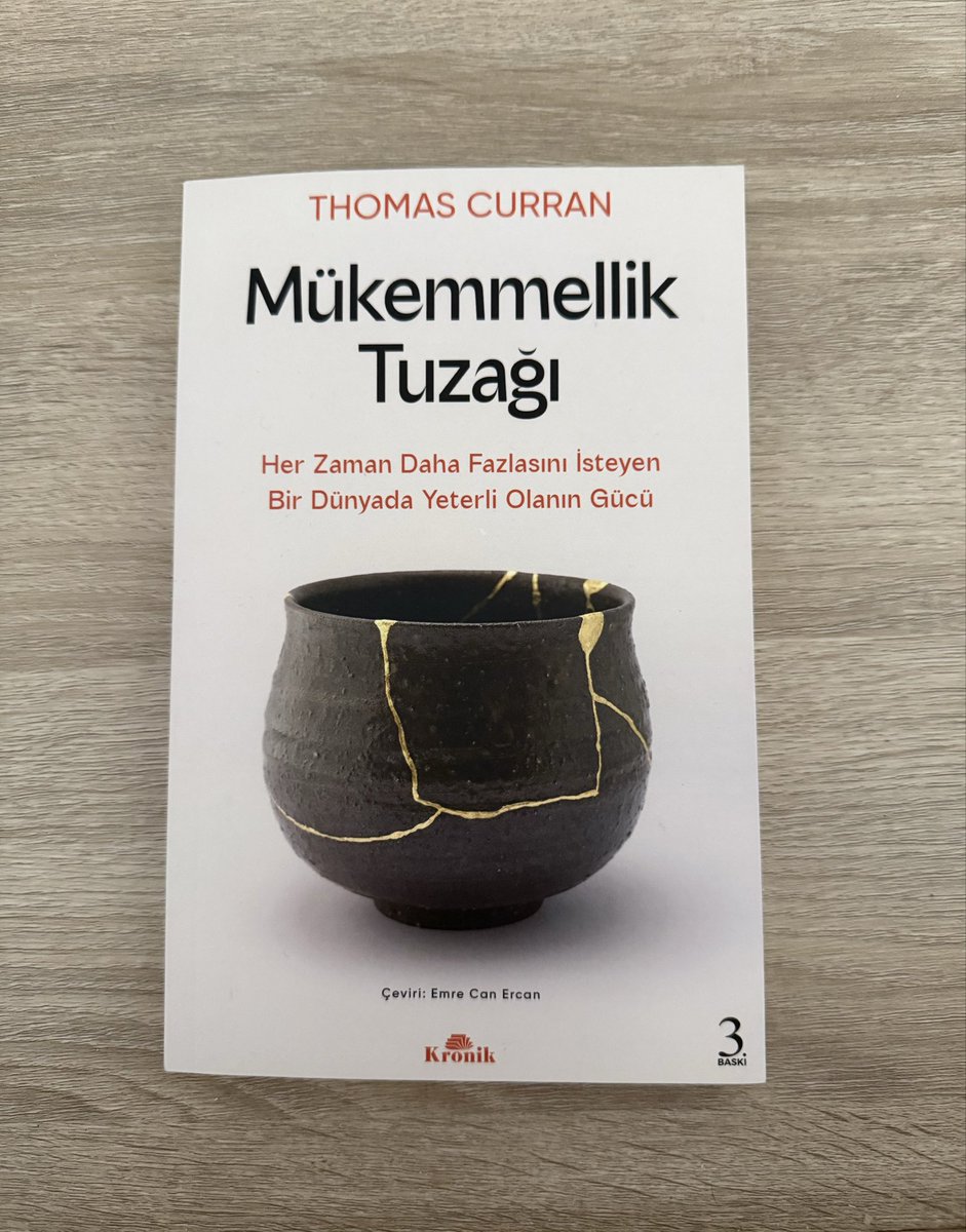 TavsiyesiKitap's tweet photo. Mükemmeliyetçiliğin son derece yaygınlaştığını,akıl sağlığı sorunlarıyla bağlantılı hale geldiğini ve özellikle gençler arasında küresel bir soruna dönüştüğünü görüyoruz.

Sayfa 91 https://t.co/oOXbEuTJCD