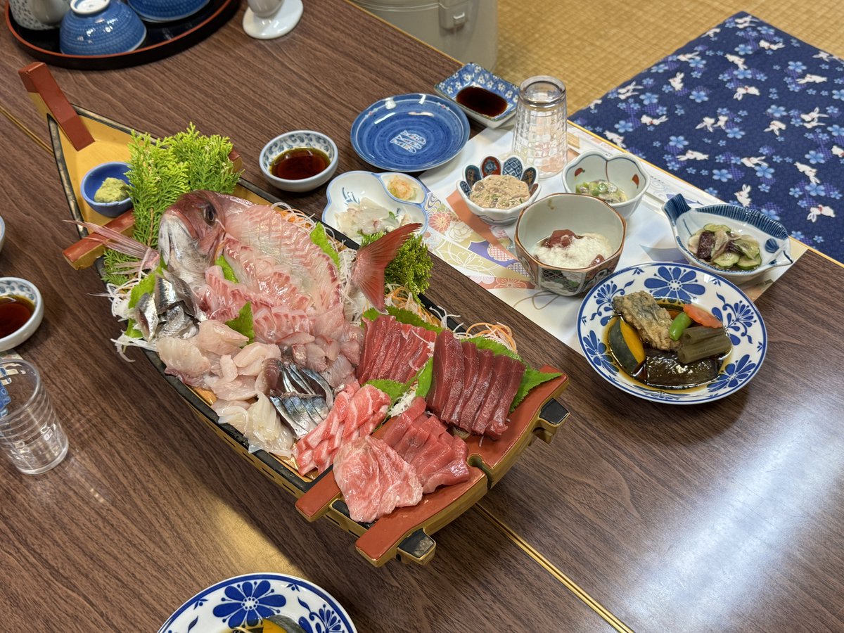 susuki_hozuki's tweet photo. 能登島にある能登島荘さん

一泊二食付き11,000円で能登の海鮮をたらふくいただけます

最近能登ではマグロがよく取れるとのことでお刺身からかま焼き、竜田揚げに心臓の和物とマグロ尽くし🍣

3人腹パンごちそうさまでした🙏
美味しかった… https://t.co/SWbjsL3ipT