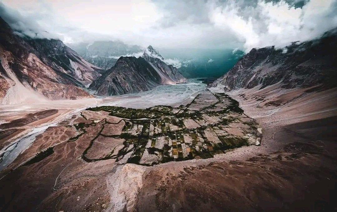 Blabidin's tweet photo. The Deedar going through as planned in Passu Hunza was next to a miracle. Here's what happened:

- Didn't rain but pour through the night into the morning. 
- Downpour stopped around 7 AM.
- Deedar gah looked ethereal with the Pass Cones trying on new clouds for size.

(Cont) 1/n https://t.co/8xB4fFWM6l