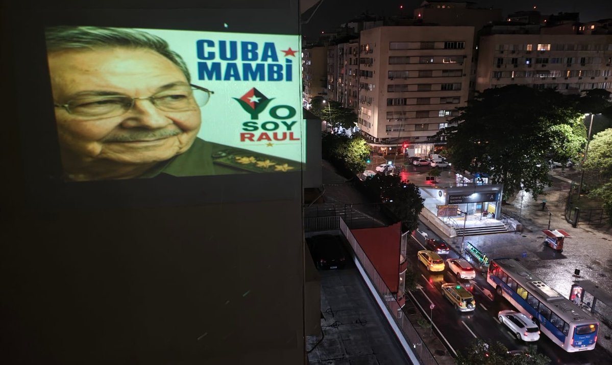 EVilluendasC's tweet photo. En Brasil comenzó una jornada por los #95DeRaúl proyectando esta imagen en un edificio de Río de Janeiro. ¡Gracias a tantos amigos de #Cuba en el mundo! #RaúlEsRaúl https://t.co/Y6zItA3ypq