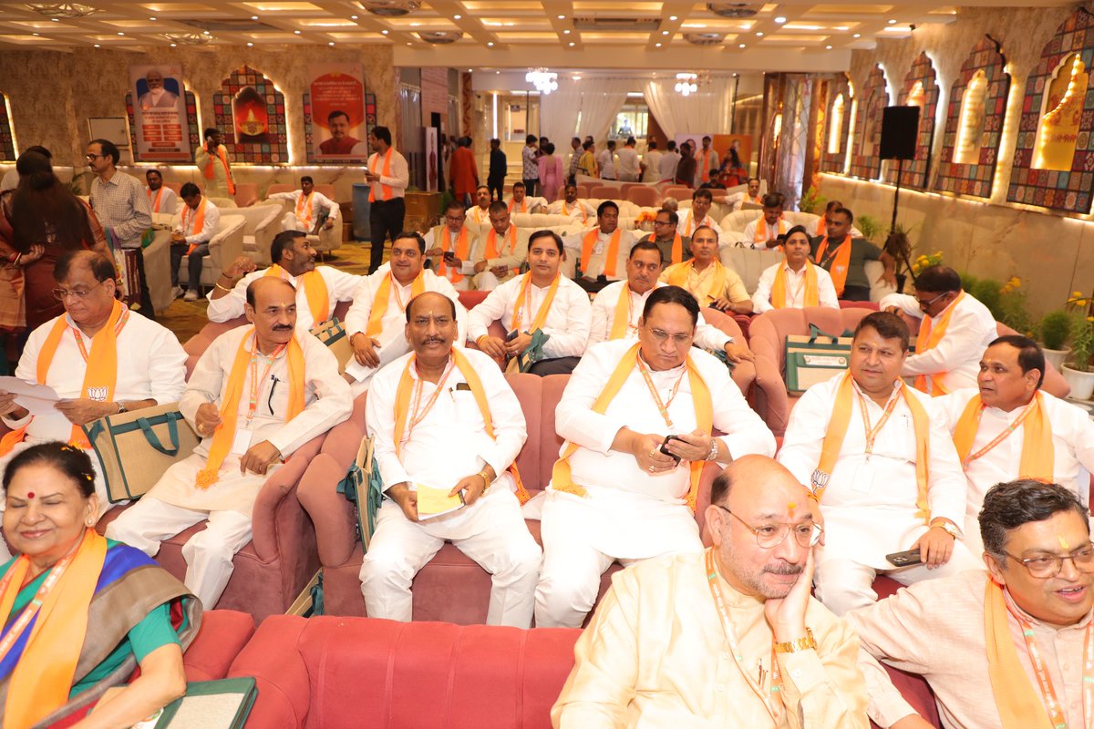 ApkaSud's tweet photo. नोएडा के अग्रसेन भवन में आयोजित पंडित दीनदयाल उपाध्याय प्रशिक्षण महाभियान-2026 के अंतर्गत प्रथम सत्र/ उद्घाटन सत्र को माननीय सांसद (राज्यसभा) व राष्ट्रीय उपाध्यक्ष श्री लक्ष्मीकांत बाजपेई जी ने सम्बोधित किया। https://t.co/qVlxm4TVRP