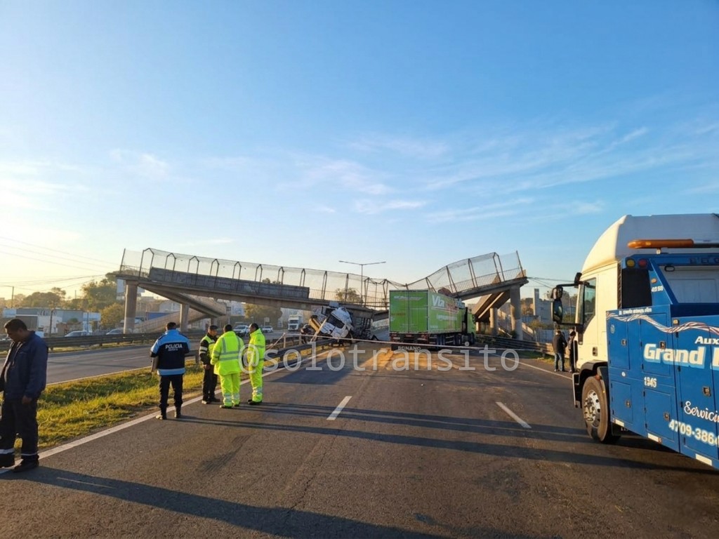 solotransito's tweet photo. Sigue / Corte enn Panamericana Ramal Campana km 50 un camión chocó y derribó un puente peatonal. El tránsito se desvía a colectora en ambos sentidos,  precaución.
Demoras de unos 3km  en ambos sentidos Evitar https://t.co/qZQXAqrL9Q