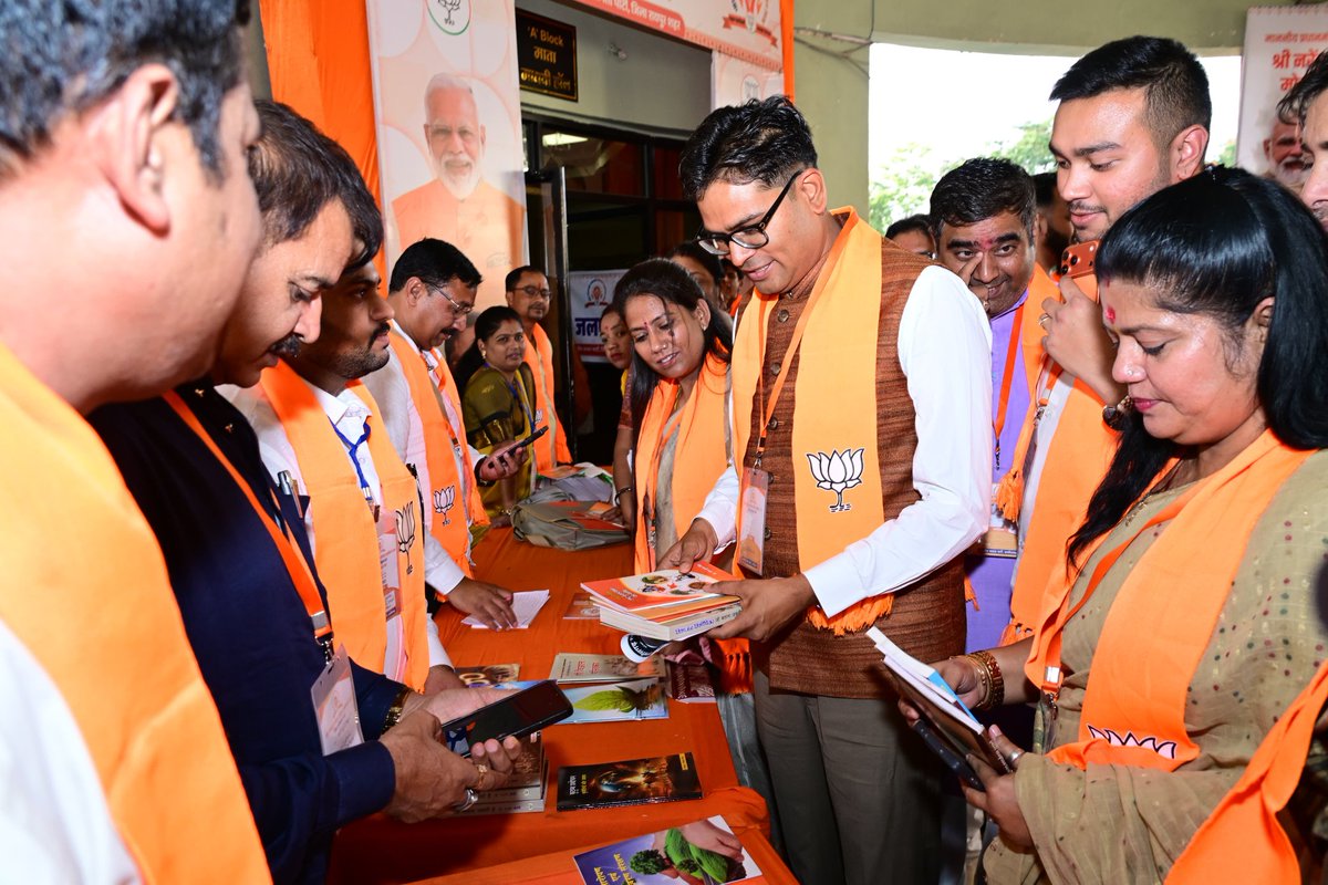 OPChoudhary_Ind's tweet photo. आज रायपुर के अग्रसेन धाम में “पंडित दीनदयाल उपाध्याय प्रशिक्षण महाअभियान 2026” के अंतर्गत आयोजित जिला स्तरीय प्रशिक्षण वर्ग में सम्मिलित होकर संगठन की विचारधारा को समाज के अंतिम व्यक्ति तक पहुँचाने के महत्त्व पर जोर दिया तथा विचारों को समृद्ध करने वाली पुस्तकों का भी अध्ययन हेतु चयन किया।
भारतीय जनता पार्टी का प्रत्येक कार्यकर्ता अपनी समर्पण और कर्मनिष्ठा से संगठन के लिये अमूल्य योगदान दे रहा है ताकि आदरणीय प्रधानमंत्री श्री नरेंद्र मोदी जी के 'विकसित भारत 2047' का संकल्प साकार हो सके।
इस अवसर पर रायपुर महापौर श्रीमती मीनल चौबे जी सहित अन्य गणमान्य उपस्थित रहे।
@ChoubeyMeenal