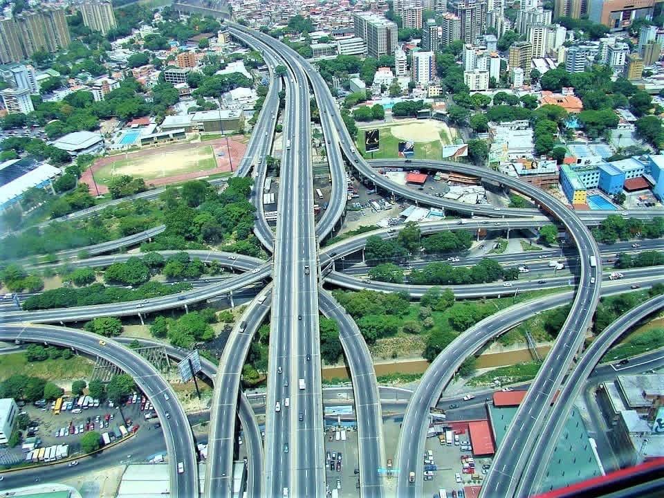 MarioBuffone70's tweet photo. DISTRIBUIDOR LA ARAÑA. #Caracas. Comenzado el 15/6/1962 (Betancourt) e inaugurado el 12/3/1968 (Leoni). Longitud original: 5,6 kms. Ampliado en 4 kms. entre enero de 1981 (Herrera Campins) y 1986 (Lusinchi). #ObrasDeLaDemocracia https://t.co/cIk8v8OqqS