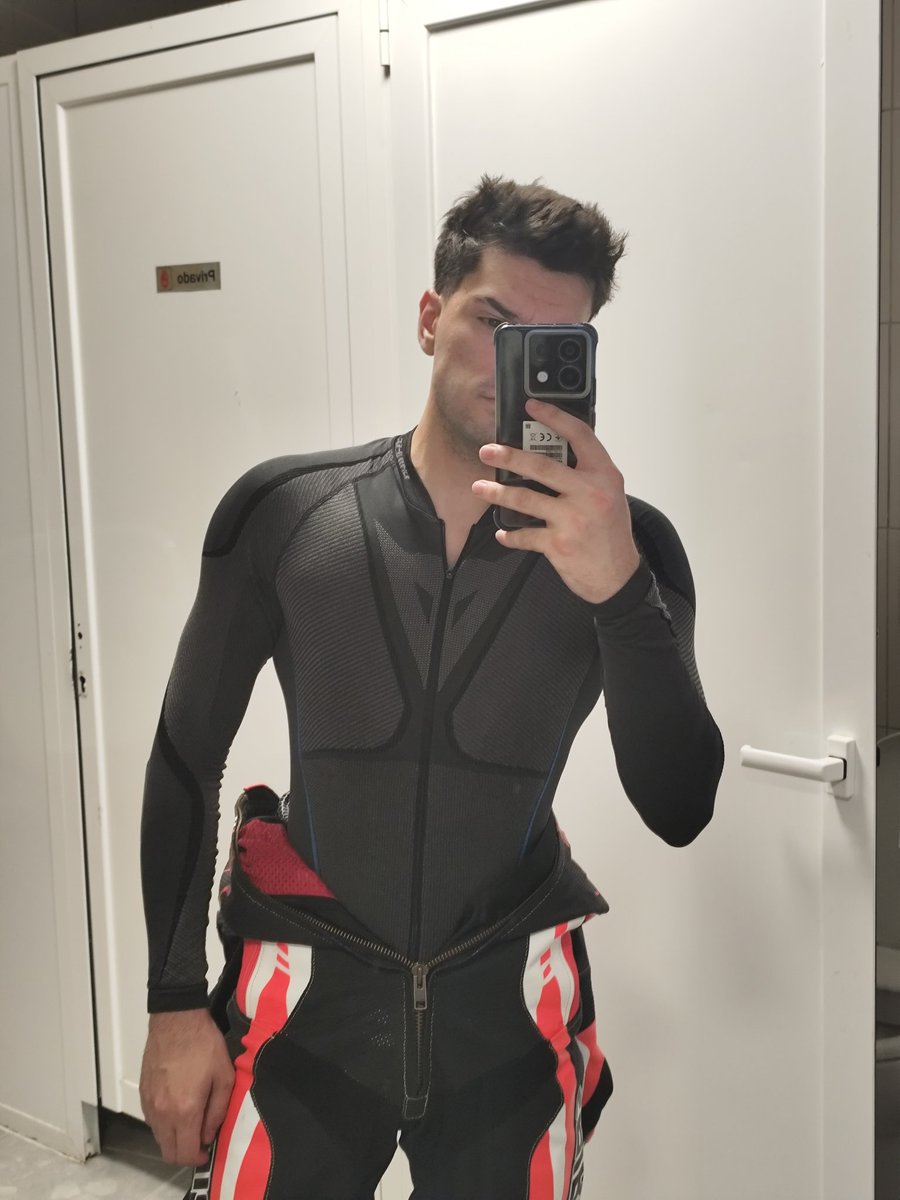 MaqiEdiciones's tweet photo. Bueno pues ayer pude entrenar por primera vez en moto después de un año del accidente y tuvo que ser nada más ni nada menos que a putisimos 37 °C https://t.co/bWKE1hxgwy