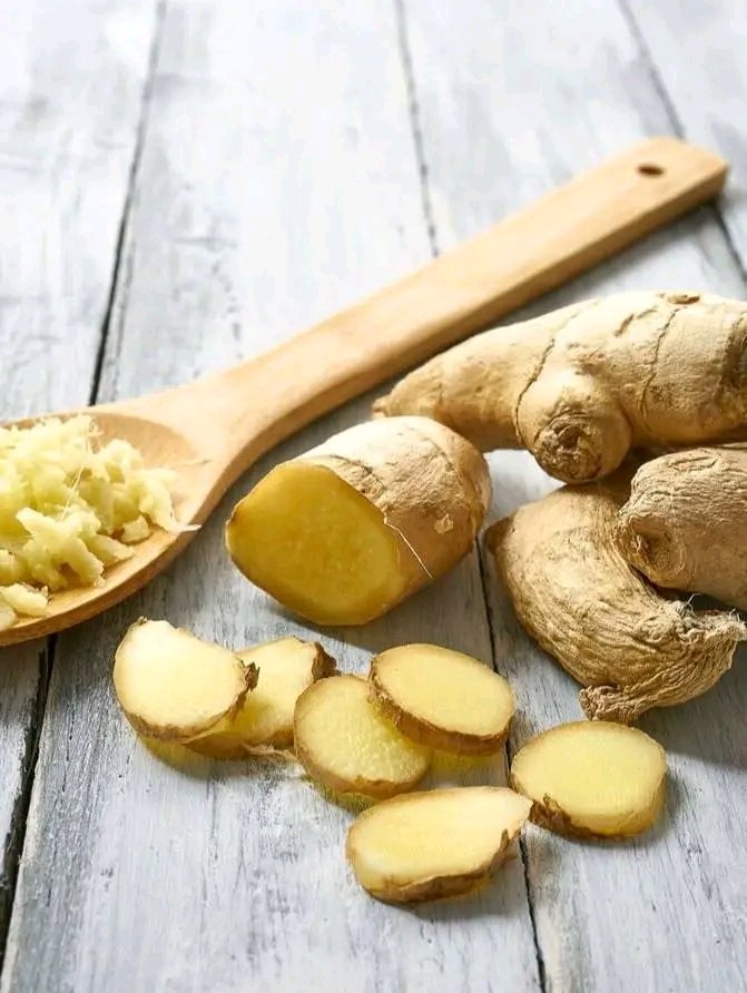 fidipote98RKT's tweet photo. This paín k!lling remedy works better than most of the pain kíllers on the market👇🏻

It’s one of the most efféctive natural paínkíllers for your back and joint paíns 

To use this remédy, cut the crown of pineapples with ginger into smaller pieces, boil them with cloves for 30mins and drínk 100mls three times daily.