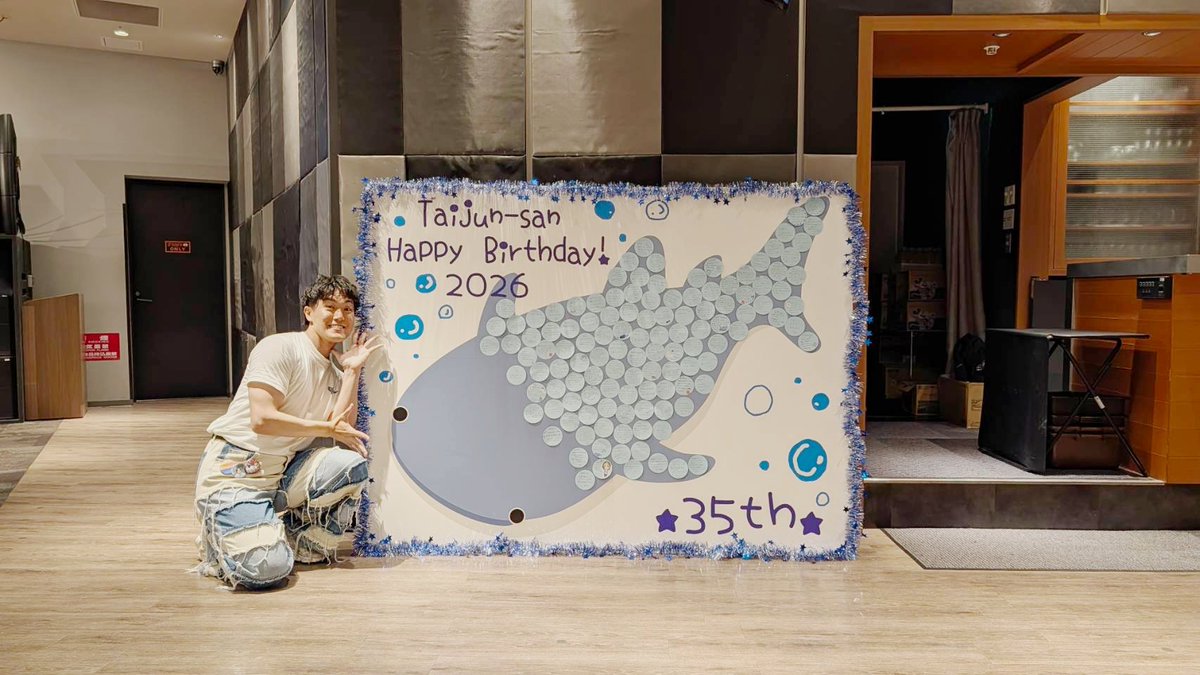 Taijun_Info's tweet photo. 📮運営スタッフ👓️
泰潤さんBIRTHDAYEVENT🎂
皆様のメッセージ書きご協力のお陰様で素敵なジンベエザメが完成しました✨
等身大パネルも楽しんで頂けて嬉しかったです🙏
泰潤さん、ファンの皆様の笑顔が見られて今年も幸せのお裾分けを頂けました✨
今年もありがとうございました✨(来年も…)
#TJ35th https://t.co/kDdAaOPB6Q