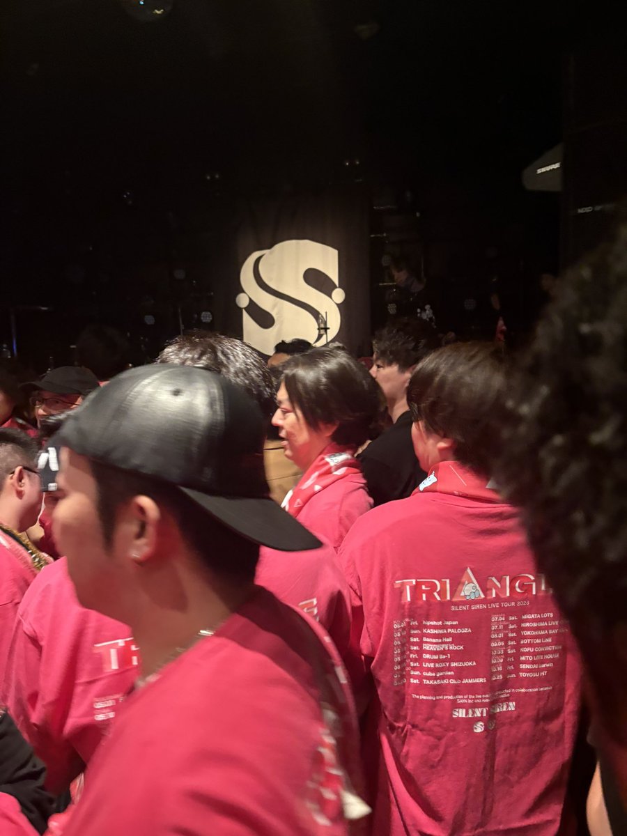 3131kou's tweet photo. SILENT SIRENツアー 埼玉に参加しました。
相方が当日に熱を出して来れなくて1人参戦不安だったけど、始まればいつものノリで楽しめた😆
始まりよりどんどん近づいて行った。
#SILENTSIREN
#サイサイ https://t.co/koznaA2eow