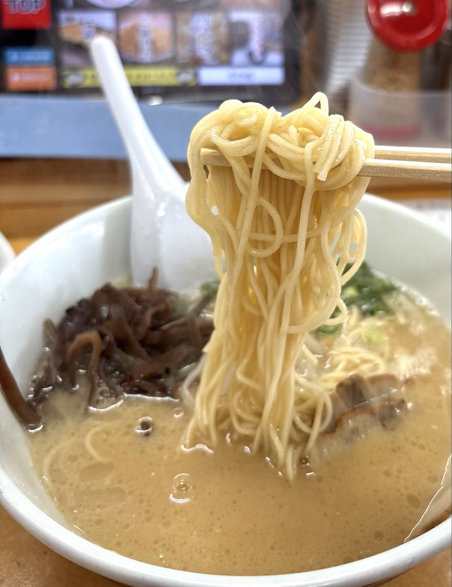 oomin77's tweet photo. 仕事で山口に行ったので玖珂の山小屋でラーメンと焼めし中のセット。豚骨ラーメンはシンプルで塩気は強め。喉越し良く食べやすい。細麺との組み合わせは筑豊ラーメンなので定番かと。焼きめしは化調強めながらもなかなか旨い。三篠にあった山小屋に行けなかったので忘れ物を取りに行けて良かった。 https://t.co/RYuLbfyK1Q