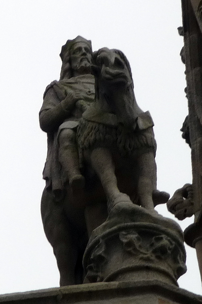 chaika314's tweet photo. La statue de Gradlon, entre les deux flèches de la cathédrale de Quimper 
Il est le fils aîné de Conan Meriadec, premier roi légendaire d'Armorique, et de sainte Darerca, sœur de saint Patrick. (d'Irlande, rame,oublie pas l'eau ..)
https://t.co/Iq1A37hMmI https://t.co/lKCPHRu6ht