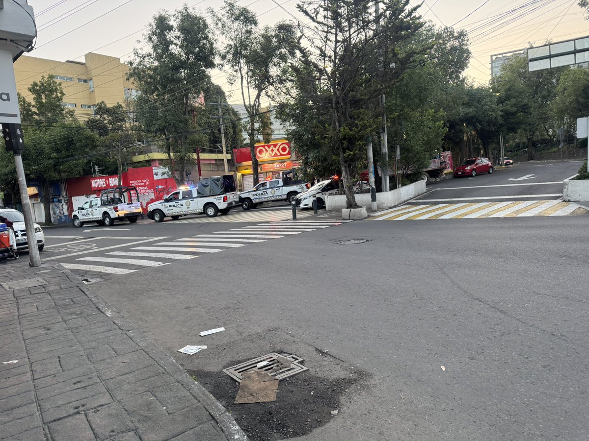 Liky23's tweet photo. Buenos días 

Estoy aquí en Puente Contadero Cuajimalpa, comprando un cafecito y volteo y un chavo en una camioneta negra se metió en el Oxxo y una patrulla y en cuestión de menos de 10 minutos ¿qué creen ? 6 patrullas 🙊 el chico está solo. @889Noticias https://t.co/YXkhxpjcBT