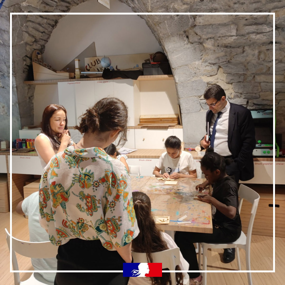 acgrenoble's tweet photo. 🛠️ À la Casemate de Grenoble, des élèves de CP au CM2 ont imaginé des « drôles d’aéromobiles » à partir de matériaux de récupération. Une finale placée sous le signe des sciences, de la créativité et de l’innovation ! ￼🚗💨 https://t.co/wAOiaeDMzv