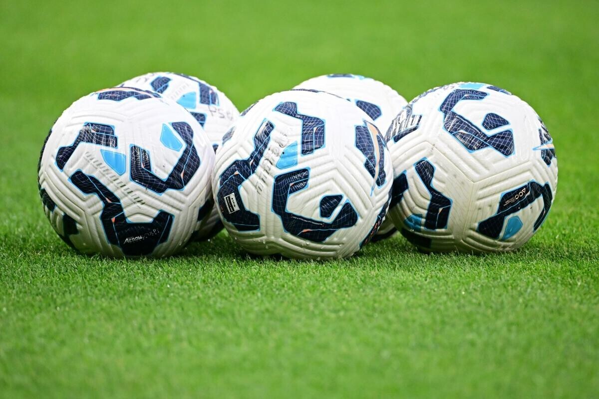 lequipe's tweet photo. Dijon annonce la fermeture du centre de formation de sa section féminine par WhatsApp, désarroi chez les parents : « C'est un arrêt brutal de la pratique sportive de la joueuse »

➡️ https://t.co/DBvozSDzMO https://t.co/1Mibr4SzBH