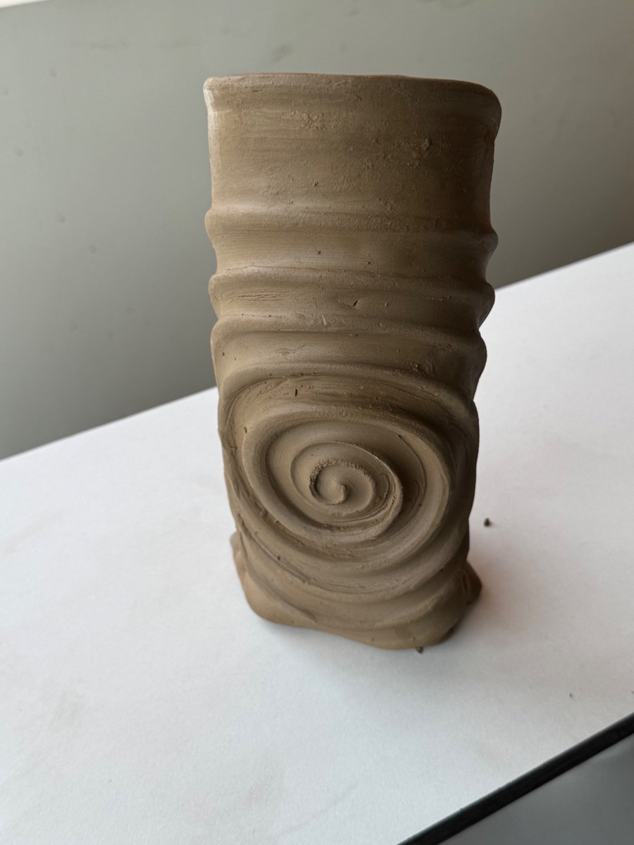kshik_'s tweet photo. Vase in the making https://t.co/l8XjfrbcJO