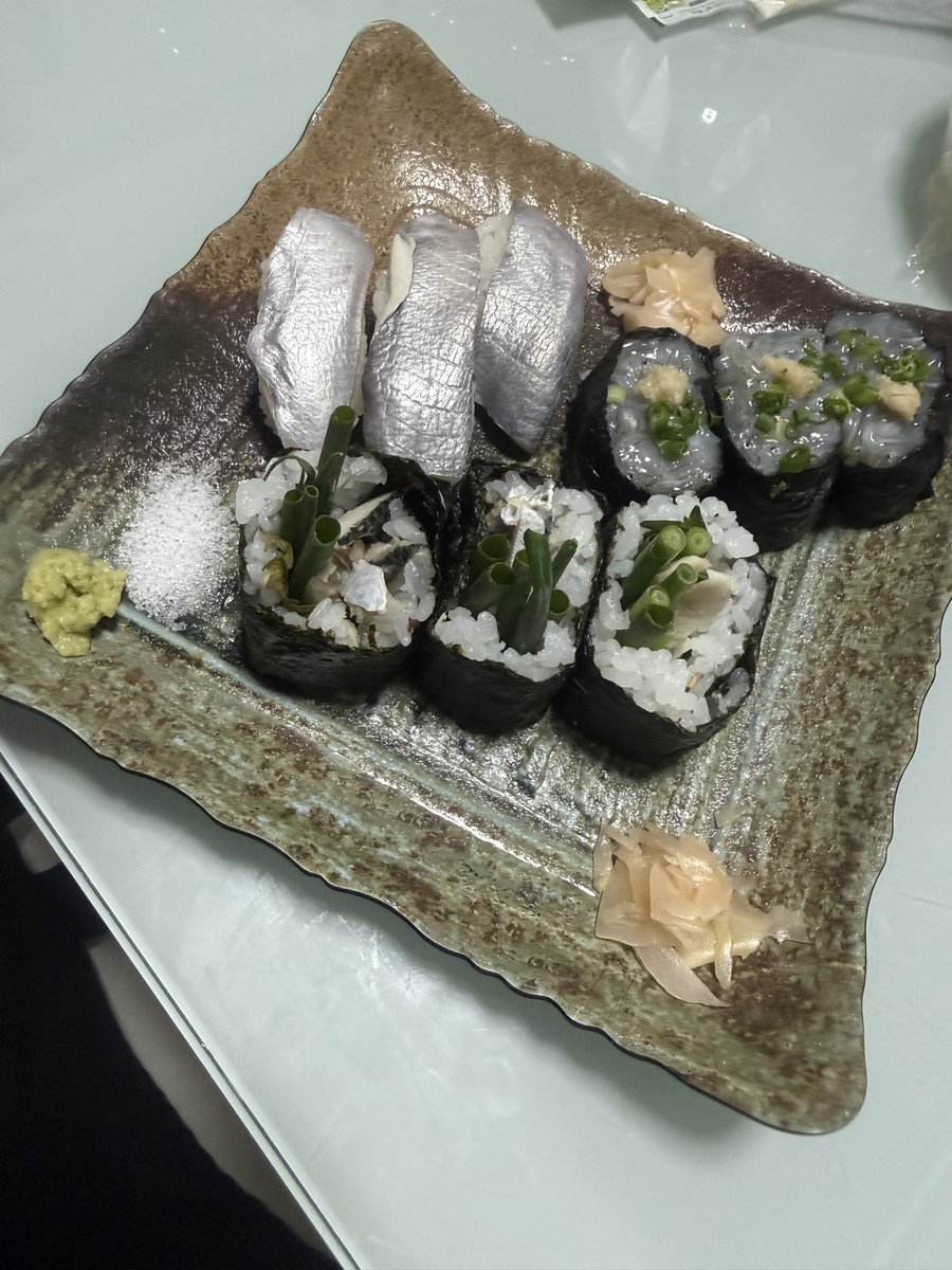 NobuoTeam's tweet photo. 今日の晩ご飯
今日も　仕事帰りにうお一番行ってきました♪全て半額✨
お値打ち過ぎて、最高です。
チダイは　盛り付け雑ですが　湯引きに炙りに！アラはあら炊きに🤩
仕事帰りにこれだけの魚介類買えるのは嬉しい限りです。ありがとございます😊
#うお一番
#きまぐれクック https://t.co/BDwSFgQvJP