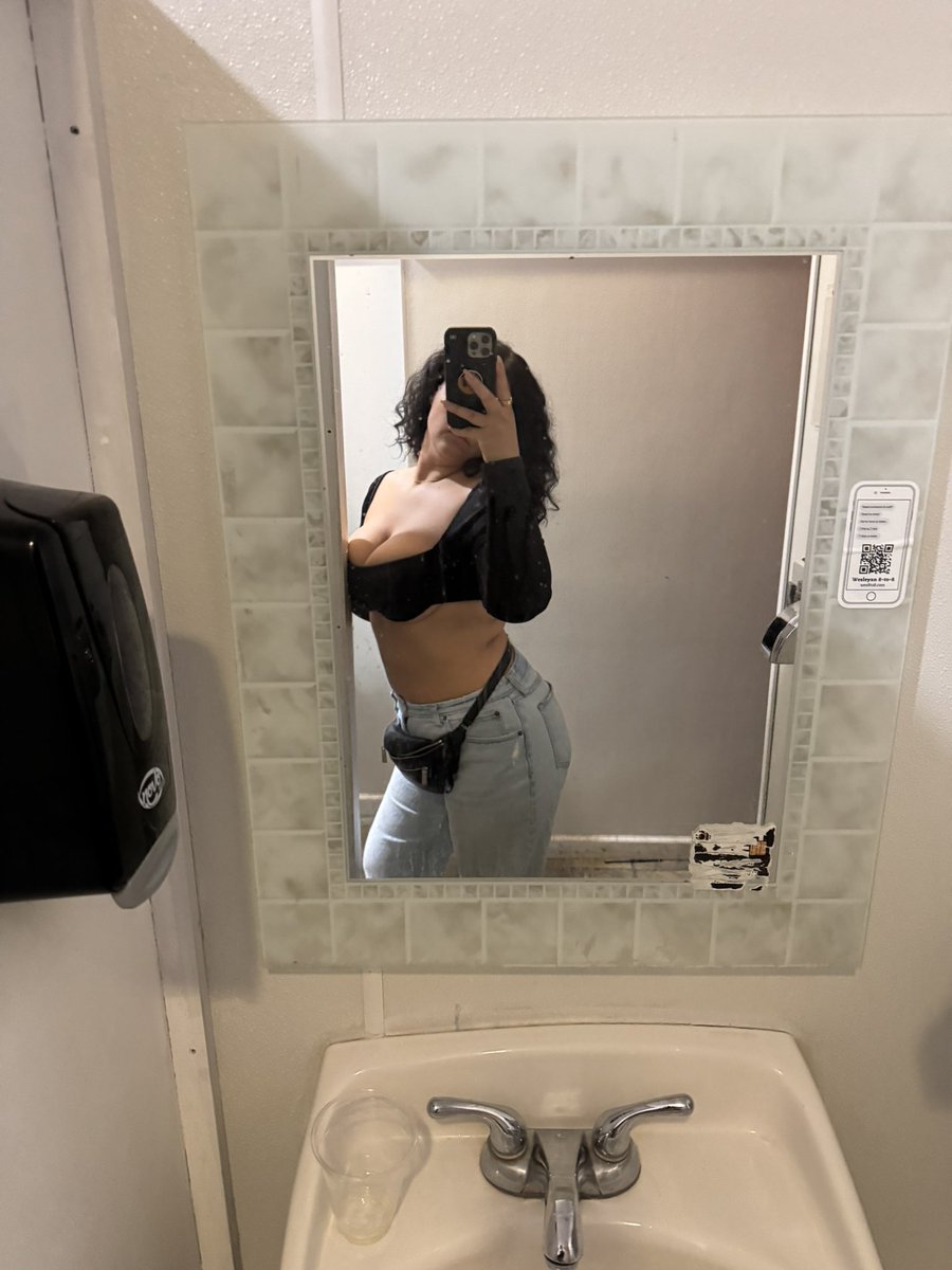Discount Selena Gomez tweet media
