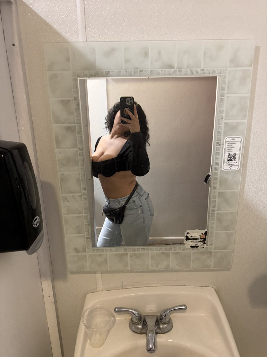 Discount Selena Gomez tweet media