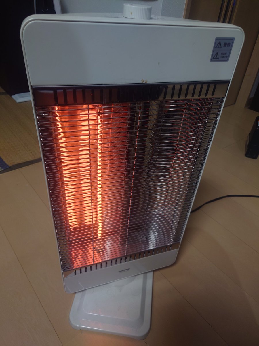 今夜は寒すぎて一旦片付けた電気ストーブを点けてます😅